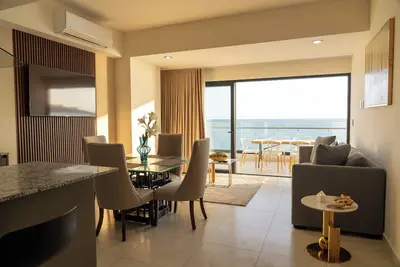 Image de Sunlit & Sea View