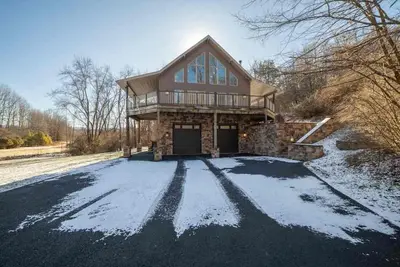 Image de Private A Frame on 19 Acres+Hot Tub+Family Friendly+98inTV+Steam Shower