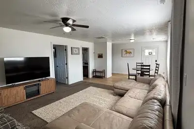 Image de 2 bedrooms 2 bathrooms Full kitchen + laundry with a large family living space.