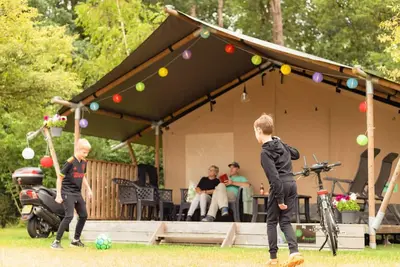 Image de Dormir dans une tente de glamping de luxe.