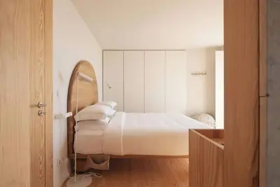 Image de Stylish 2br Riverside Apartment w/ Balcony, Scenic Views & Modern Comfort