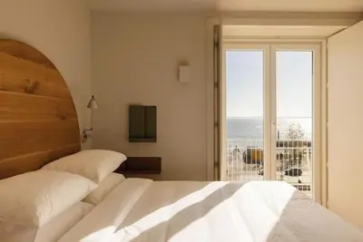 Image de Riverside Comfort: Two Bedroom Apartment w/ Panoramic Views & Modern Style