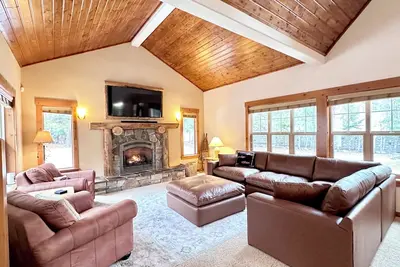 Image de Spacious 6-bedroom estate on 3 acres by Lake Cle Elum w/ Sauna, Hot tub, Theater