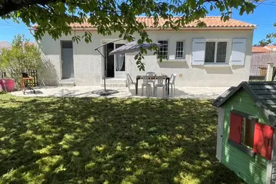 Image de Maison plein pied très calme, jardin clos et sécurisé, 200m plage et pinède