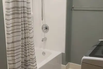 Image de Tranquil 2-Bedroom Retreat: Modern Comfort, Fast Wi-Fi & Near Gap Trail