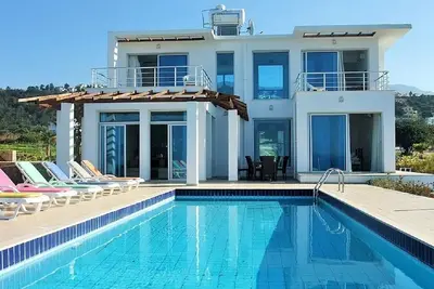 Image de Ferienvilla mit Infinity Pool by Interhome