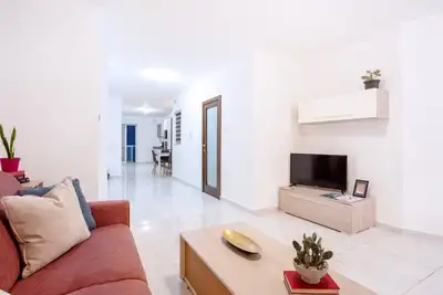 Image de FLNo9 | Seaside 2br Apt w/ Balconies – X Gżira