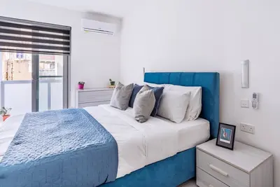 Image de FLNo5 | Seaside 2br Apt w/ Balconies – X Gżira