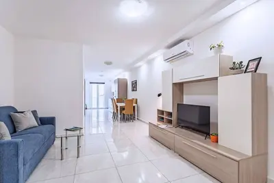 Image de Fl10 | Seaside 2br Apt w/ Balconies – X Gżira