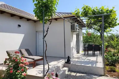 Image de Strandnahes Ferienhaus mit privatem Garten by Interhome