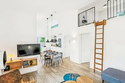 Image de Belle maison de vacances privée pour 8 personnes avec bain à remous, Wifi, piscine, Tv et terrasse