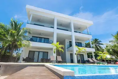 Image de Experience luxury at Seahorse Escape-Penthouse in Roatan's West End, with ocean views.