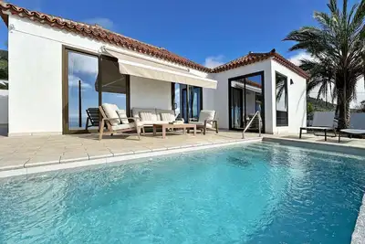 Image de Belle maison neuve avec piscine privée