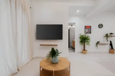 Modern 1br Designer Suite by the Metro