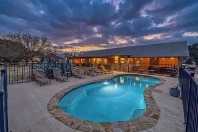 Image de Amazing home steps away from summer concerts and the Frio River