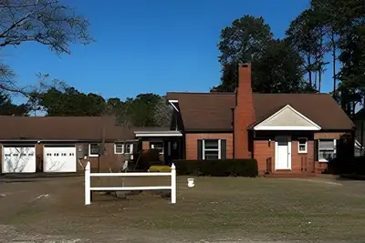 Image de Room to bring a Boat and Park a Car or 2! - 3 B/R house 2 miles to Holden Beach!