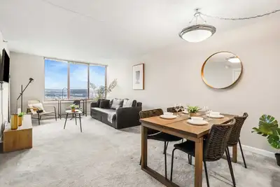 Image de Spacious Apt Walkable to Metro | Prime Location