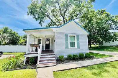 Image de Cheerful Blue-Roof Bungalow