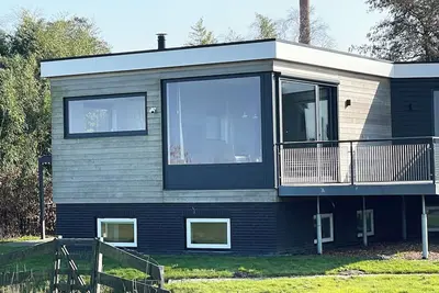 Image de Modern, spacious vacation apartment with a picturesque view of Lake Tjeukesee