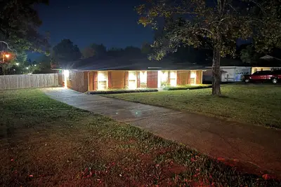 Image de Marvelous 3-bedroom house with Ac, huge pool & big yard in charming Montgomery