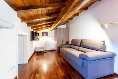 Image de GuestHost - Cozy 50m2 attic apartment, ideal for 4 people, located on the first floor of a building without a lift (stairs to access it). The accommodation is located a stone's throw from the center of Lucca, a historic city that boasts symbolic places su