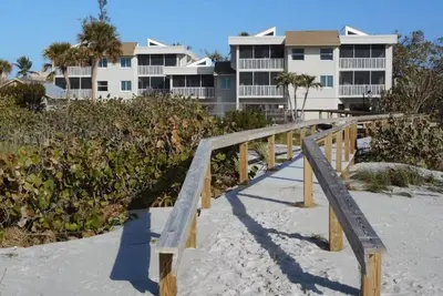 Image de Your Perfect Beachfront Escape: Stunning Views & a Relaxing Screened Lanai