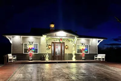 Image de Trestle View Train Depot - Hot Tub, Fire Pit, Theater, Game Room Sleeps up to 8