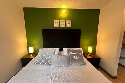 Image de View + Swimming Pool Fast WiFi | 100 Meters subway\".