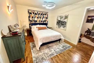 Cozy Campus Art Cottage