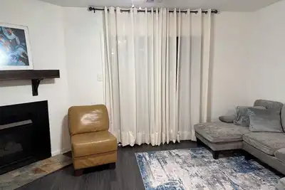 Image de centrally located 2 master suite main level stylish condo