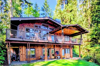 Image de Goss Lake Chalet - sleeps 6 - private lakefront dock, fire pit, ping pong