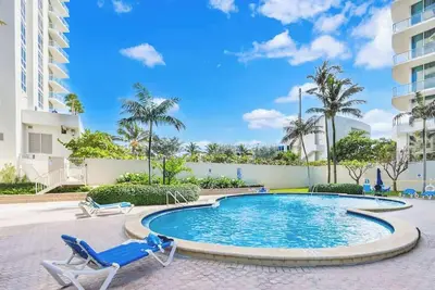 Image de Beachfront condo with pool, gym & direct beach access