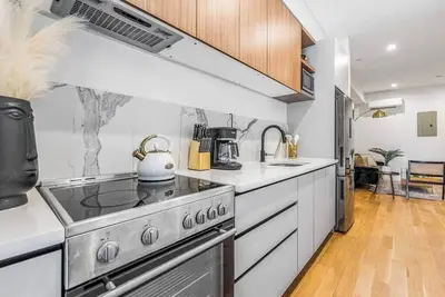 Image de Williamsburg, Private outdoor, w/ in unit W/D, Gym