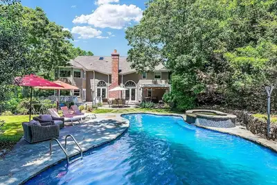 Image de Exquisite Southampton estate with a private heated pool and expansive. . .
