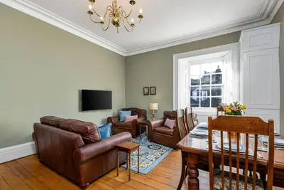 Image de Elegant 3-Bed Flat | Near Free Parking & Hill View