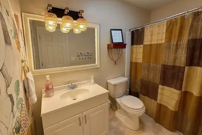 Image de Dreamy, private deck space and Two living rooms. Space to spread out in Shawnee