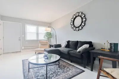 Image de Newly Renovated, Two Blocks from Beach Apartment