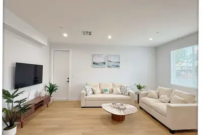 Image de Brand New •Upscale New Living