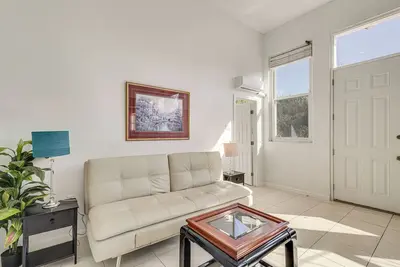 Near Apollo Beach! Bright Apt w/ Essentials