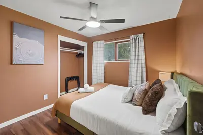 Image de 𓇻 New! Olympic Park Retreat - Huge Yard, Starlink, Game Room, Firepit, Near Hoh