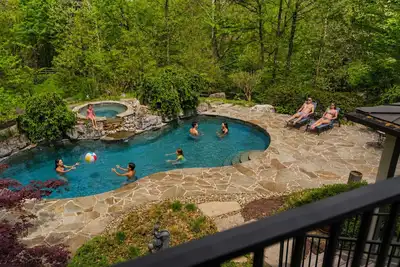 Image de 9 Acre Estate|Pool|Hot Tub|Wine Cave|20 Min to Dt