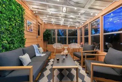 Image de Private hot tub + fire pit + screened in porch with character = your perfect starry nite escape