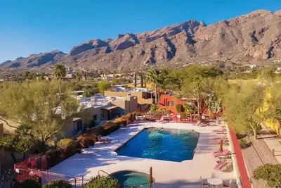 Image de Luxury Home in the Foothills with Pool, Spa, Gym and Unbelievable Views!