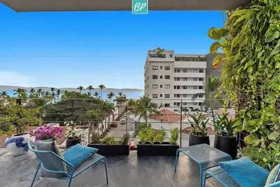 Image de Golden Zone 2br - 1 Block to Beach + Ocean Views