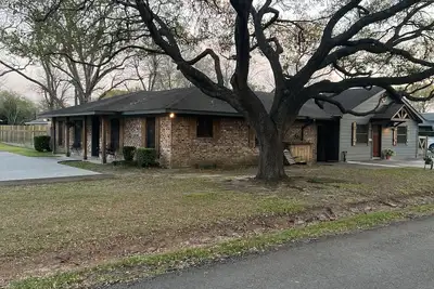 Image de Spacious Comfort - Long Term Stays Considered.