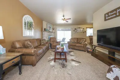 Image de Central 3br, 2ba Home Covered Patio, Garage & Bar near UofA, Hospitals & Shops