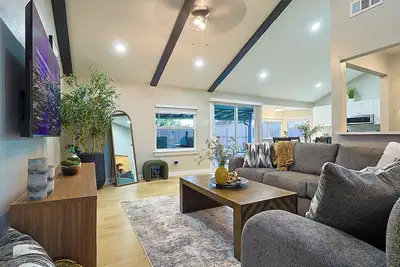 Image de Tranquil Chic 3br Getaway Sauna/Gym/HotTub/Game Room