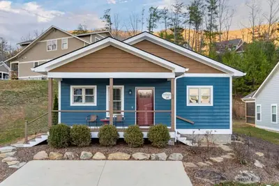 Image de Asheville Getaway | Hot Tub | 2br/2ba | 15 Min to Biltmore & Downtown Asheville