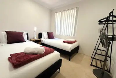 Image de 4 Private 3br Villa Near Yokine & Parking