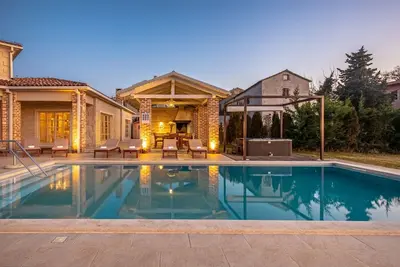 Image de Villa \"Star\" mit Whirlpool by Interhome